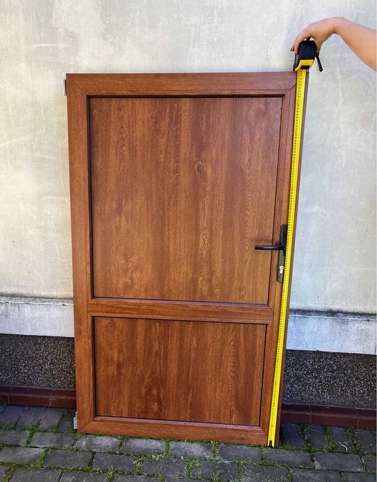 Продам новые металло-пластиковые двери без лутки 1.5 м х 0,88 м