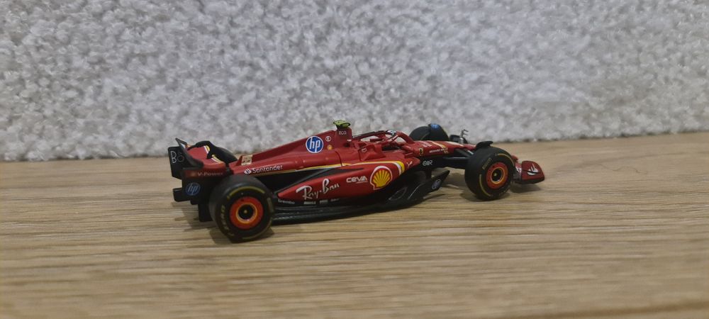 Carro F1 burago da Scuderia-Ferrari 2024