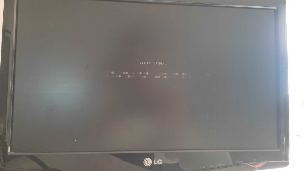 Cojunto monitor, speakers e teclado de computador