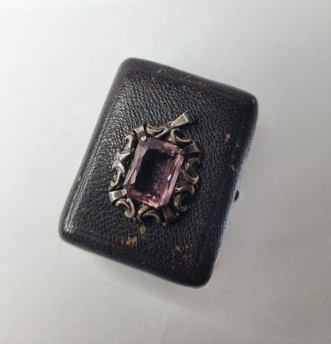 Antyk zawieszka srebrna z fioletowym kamieniem srebro