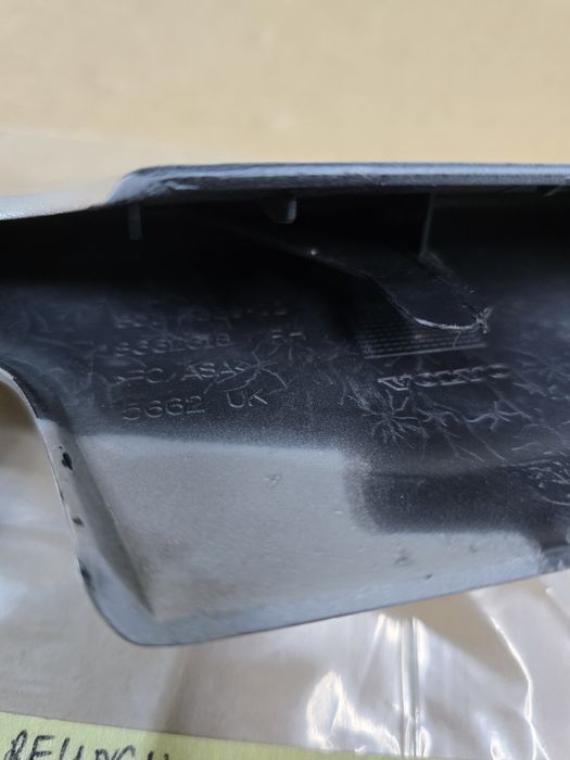 zaślepka relingu volvo V70II 2000 -07   PRAWY TYŁ SREBNA