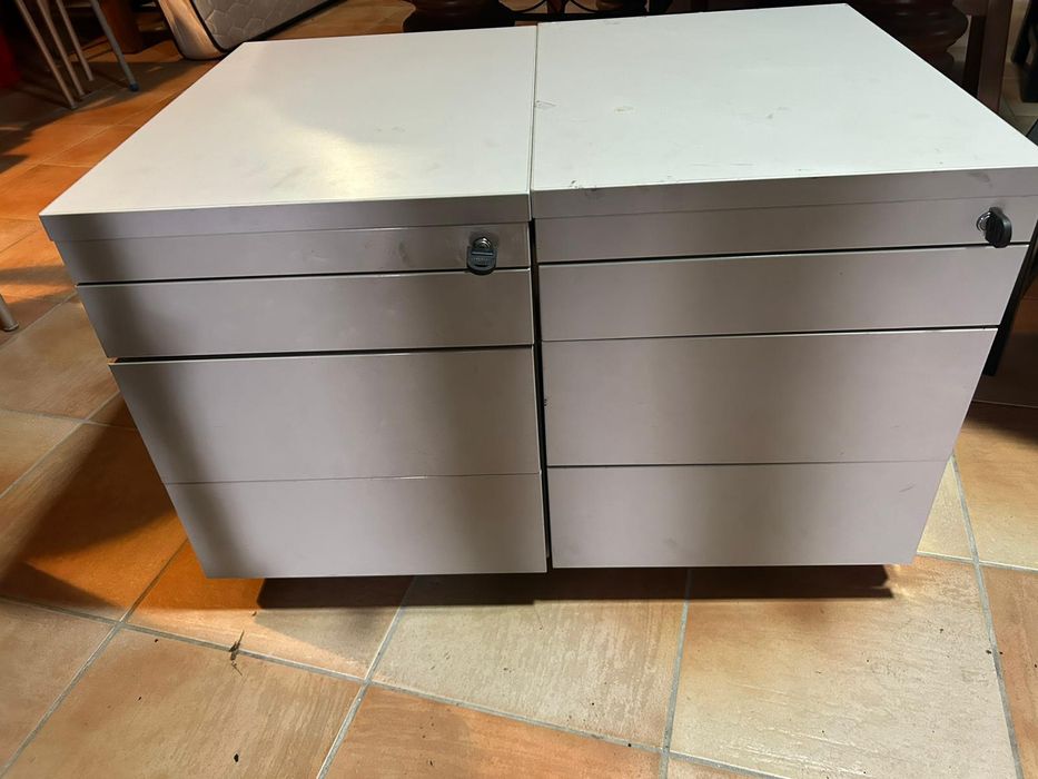 vendo mesa e cadeiras dois aparadores