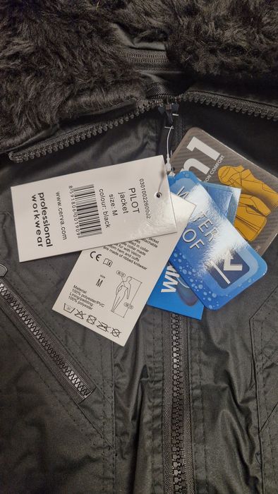 Zimowa kurtka z napisem ochrona,