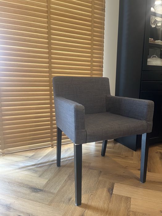 Krzesla ikea z materialowym obiciem.