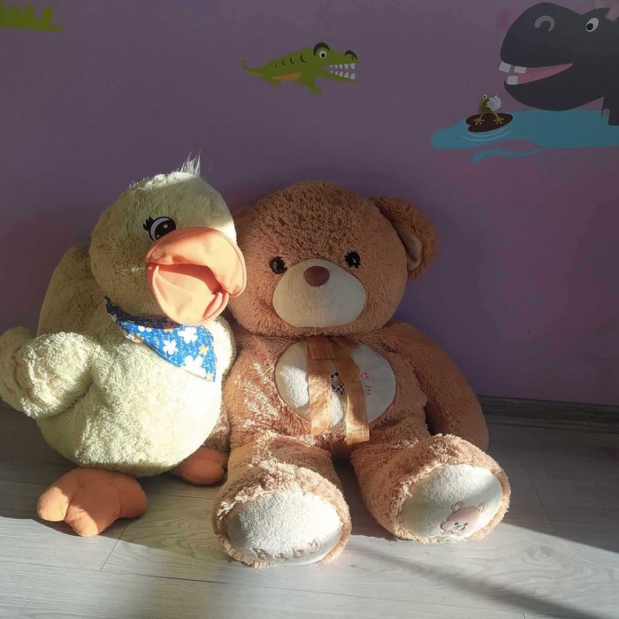 Dwa bardzo duże pluszaki