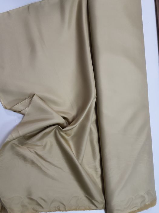 Podszewka jasny beż szer.138 cm.