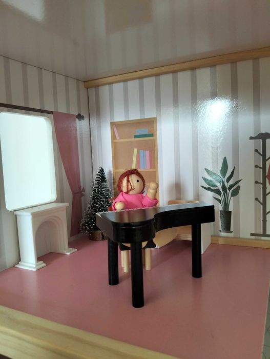 Casa de bonecas de madeira