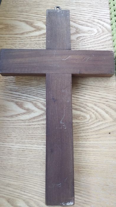 Cruz de madeira muito antiga, dá para pendurar na parede. Aproximadame