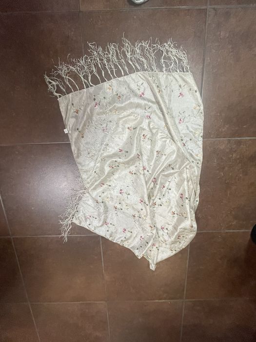 Jedwabny szal kremowy haftowany