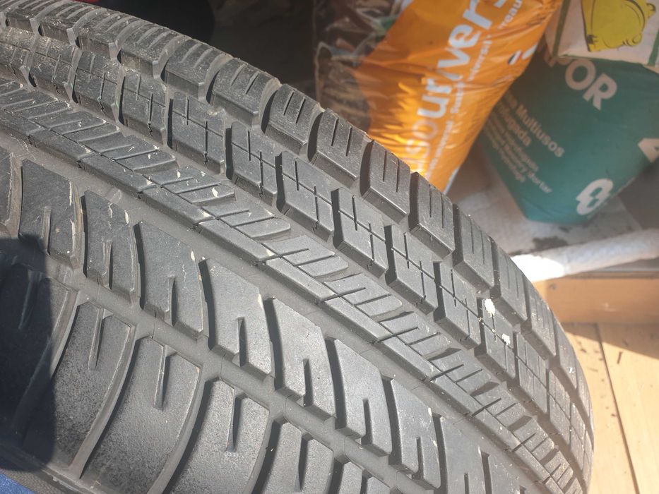 Pneu com Jante 195/ 65R 15 e discos de travão.