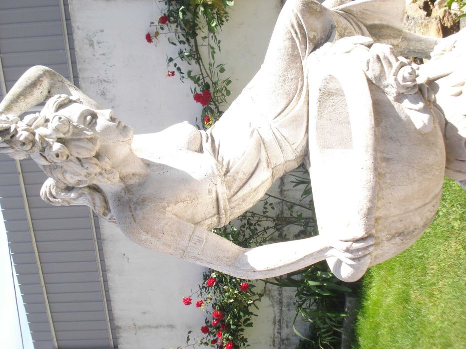 Estátua de Jardim com fonte para decoração de jardins. 1,70 altura