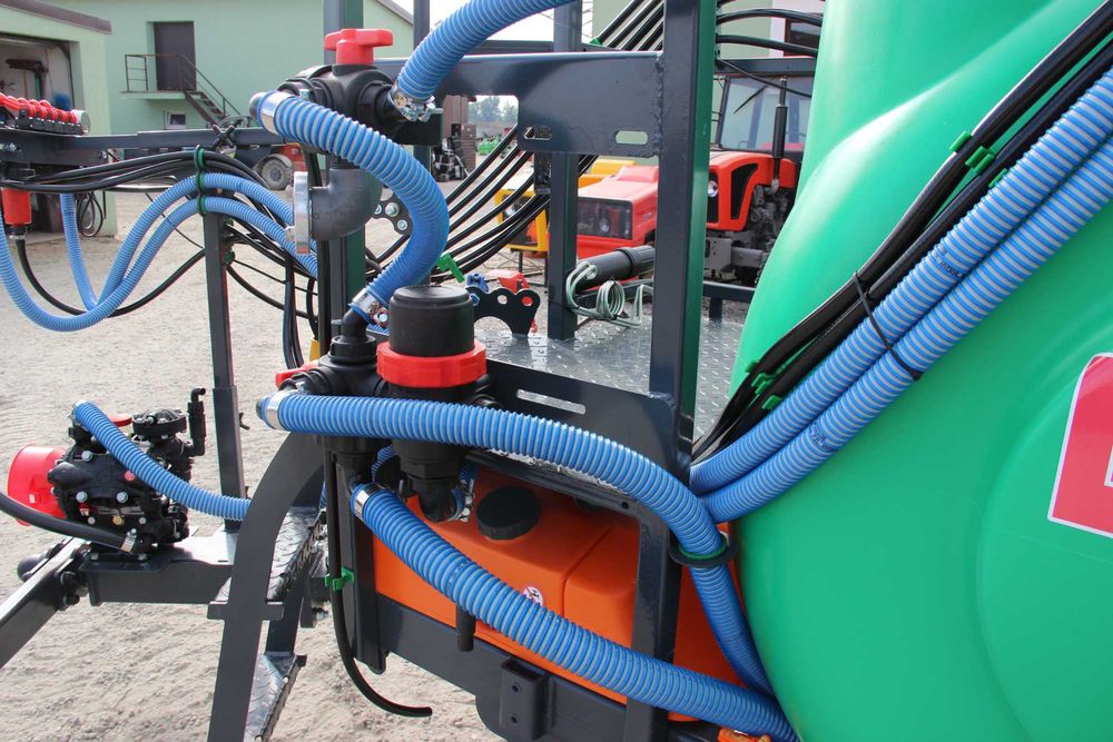 Opryskiwacz ciągany zaczepiany przyczepiany Tolmet Bruno 1200 l/15 m