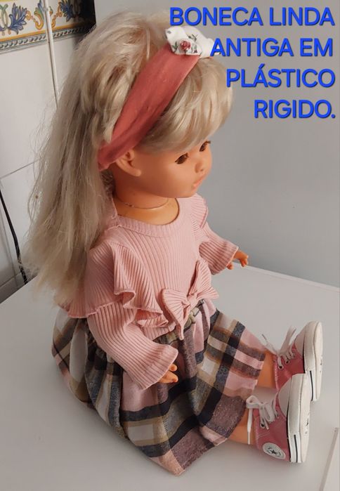 BONECA LINDA ANTIGA EM PLÁSTICO RIGIDO.Casa,Quarto,Sala,Colecção.