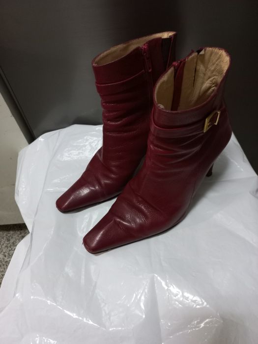 Meias botas bordeau marca Charles