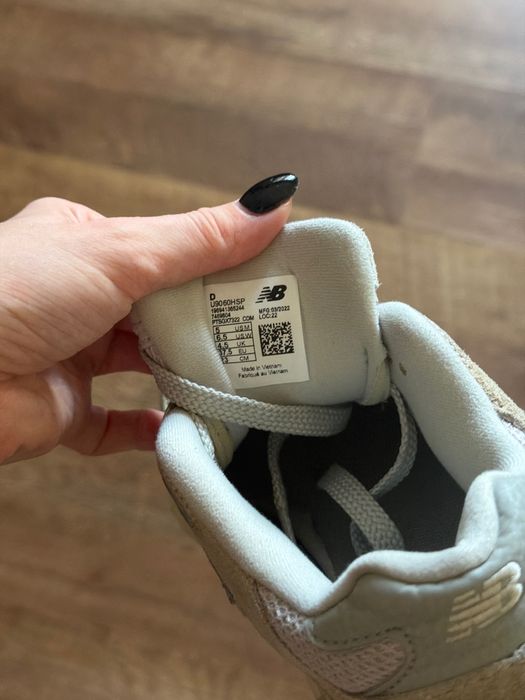 Кроссовки New Balance 9060 в бежевом цвете с характерной массивной подошвой.
