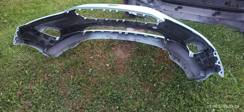 Zderzak przód Ford Fiesta mk8 VIII ładny miętowy kolor