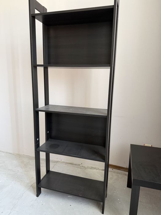 Полиця для книг та столик у доброму стані