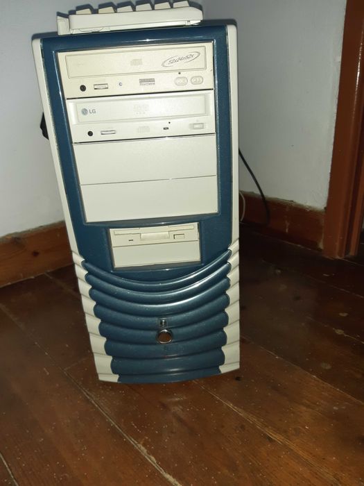 Caixa de computador, colunas e monitor.