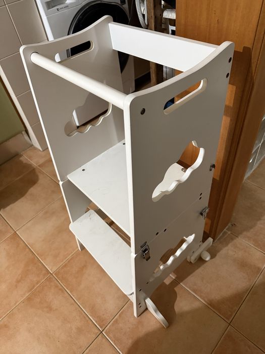 Escada e mesa com cadeira de criança
