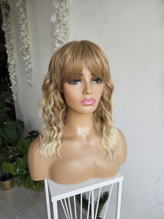 Peruka Sara ciemny blond mix blond 3D z grzywką naturalna gęstość