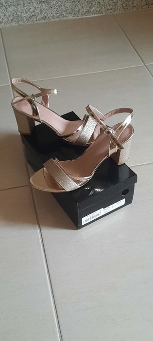 Sandalias usadas uma vez para comunhão