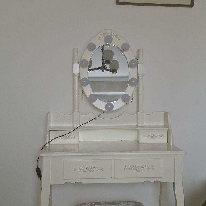 piękna toaletka vintage z lampkami