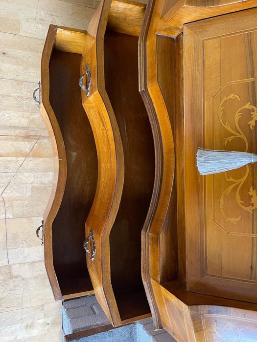 Eleganckie komody w stylu francuskim, ozdobne okucia