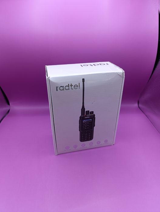 портативна радіостанція Radtel RT-880G у білій коробці.Це двостороння радіостанція (walkie-talkie) з підтримкою GPS та APRS.