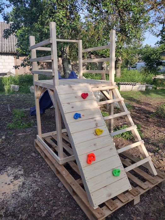 Plac zabaw pod zjezdzalnie