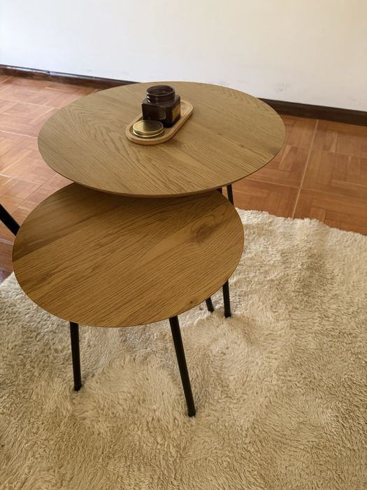 Duas mesinhas de apoio ao sofa