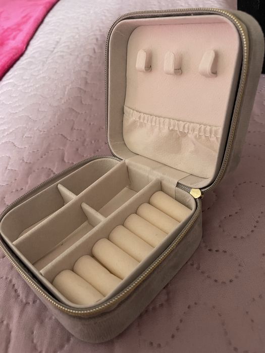 Guarda joias em veludo