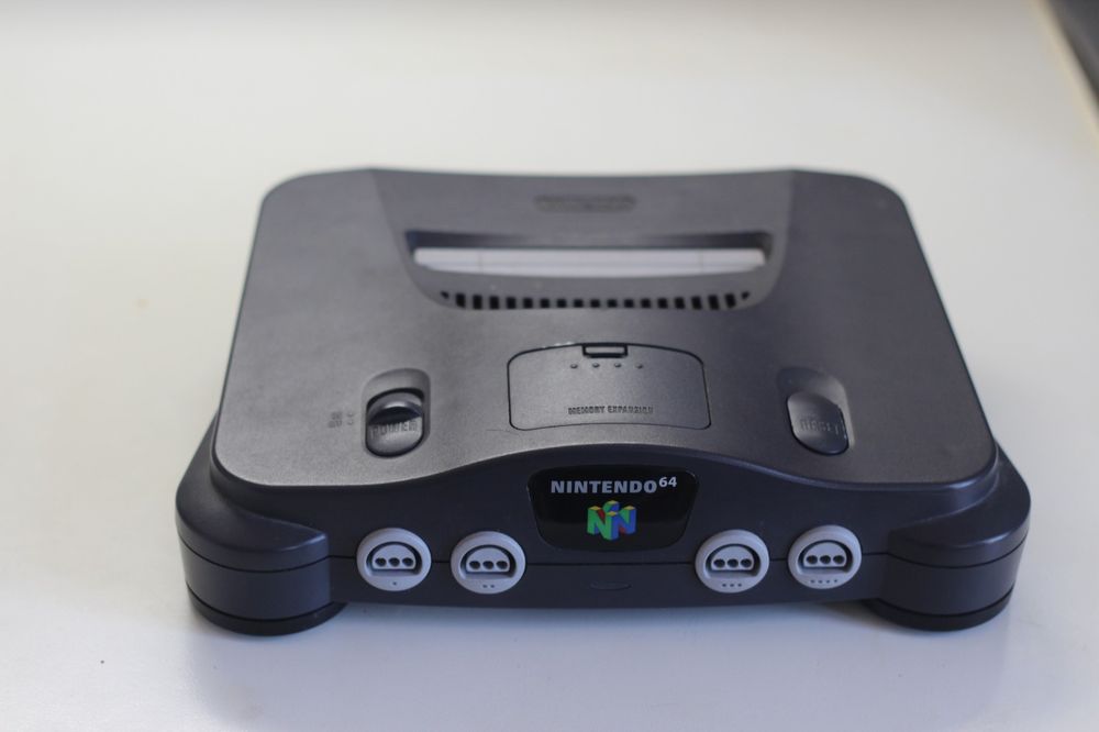 Nintendo 64 (N64) com jogo Super Mario 64