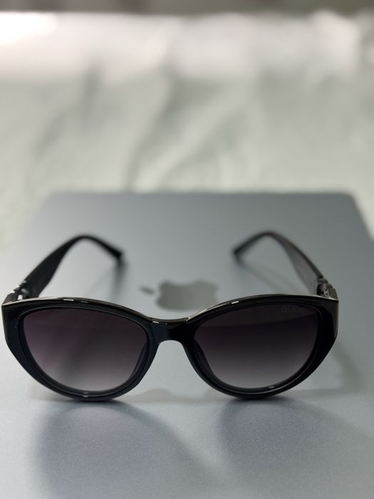 Óculos Gucci Pretos com Logo Metalizada NOVO