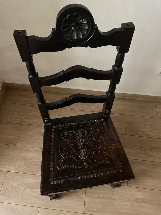 Cadeiras de madeira estilo antigo