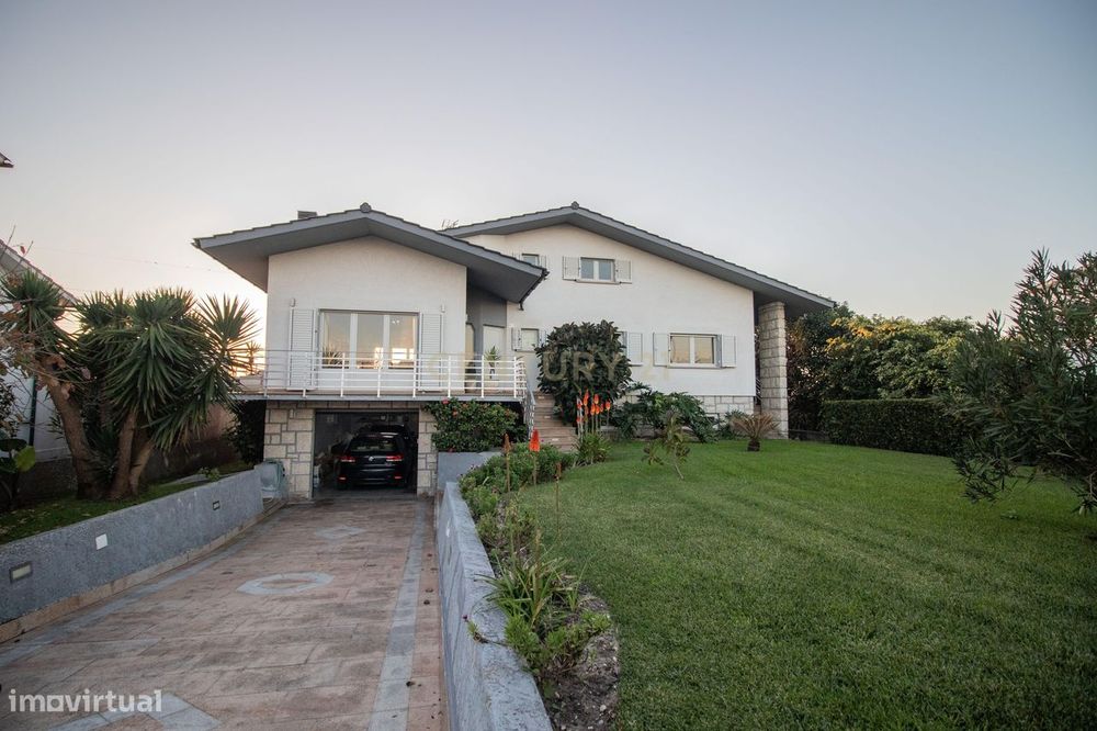 Moradia com piscina, terreno e anexos em Vieira de Leiria e a 2km da p