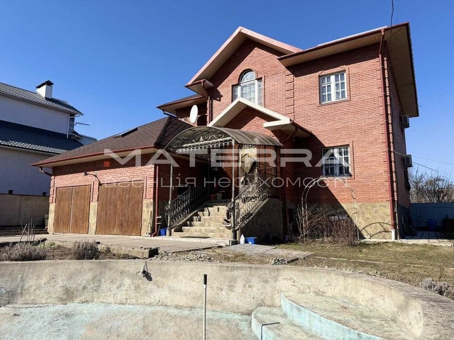 Боярки Продаж 410 м2 у центрі 12 соток басейн генератор сховище