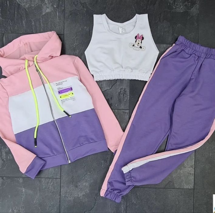 Яскравай спортивний костюм на дівчинку