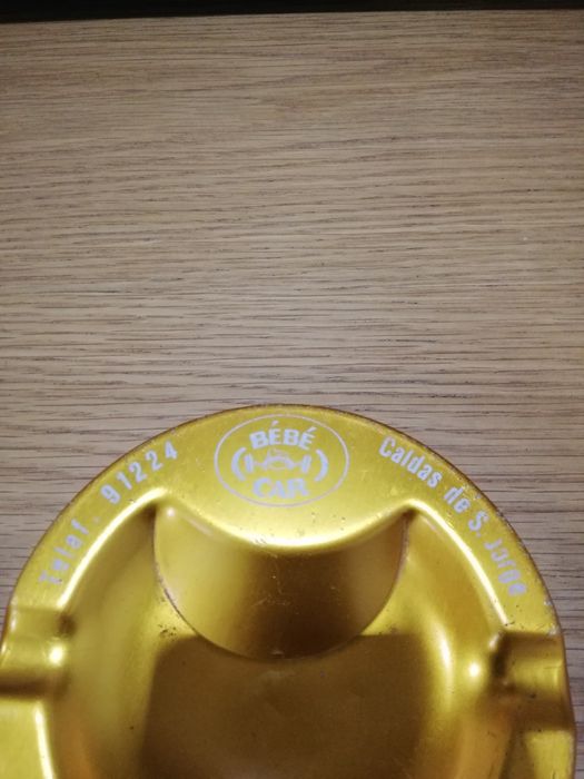 Cinzeiro antigo em metal da Bébécar - RARO!