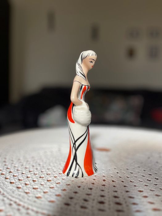 Figurka Grzybiarka (Dama z koszem) –WAWEL, 1957 r.