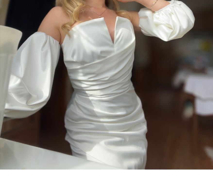 Продам білу сукню із зйомними рукавами.