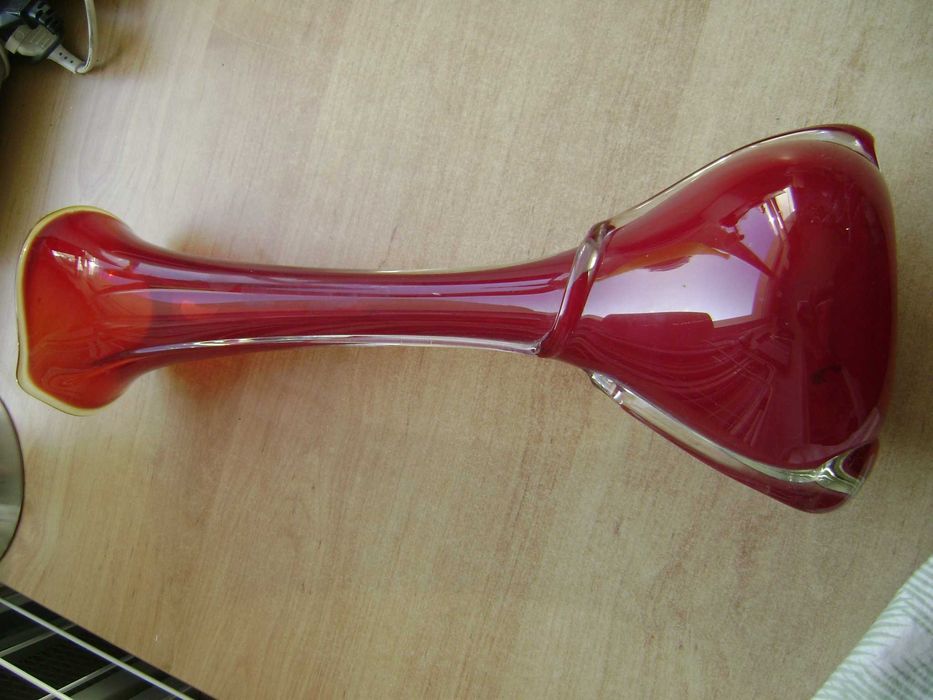 Starocie z PRL - Szkło kolorowe = Wazon czerwony 44 cm wysokości