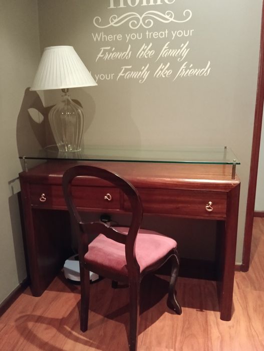 URGENTE - Móvel de madeira  cerejeira com 2 gavetas + cadeira