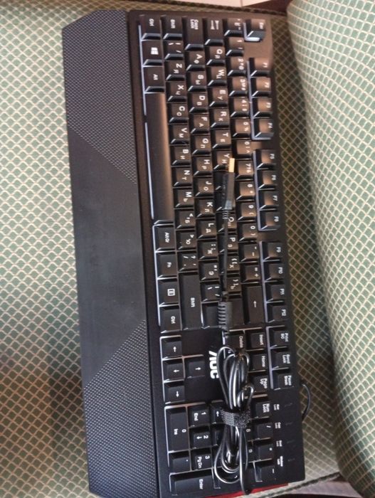 klawiatura gamingowa AOC GK200 z tęczowym podświetleniem