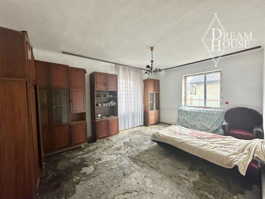 Продаж будинку з білої цегли