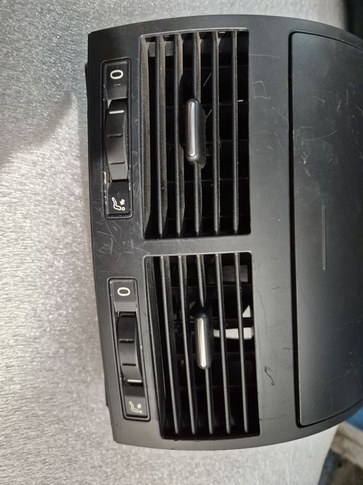 Kratki nawiewu schowek VW Touareg 7L