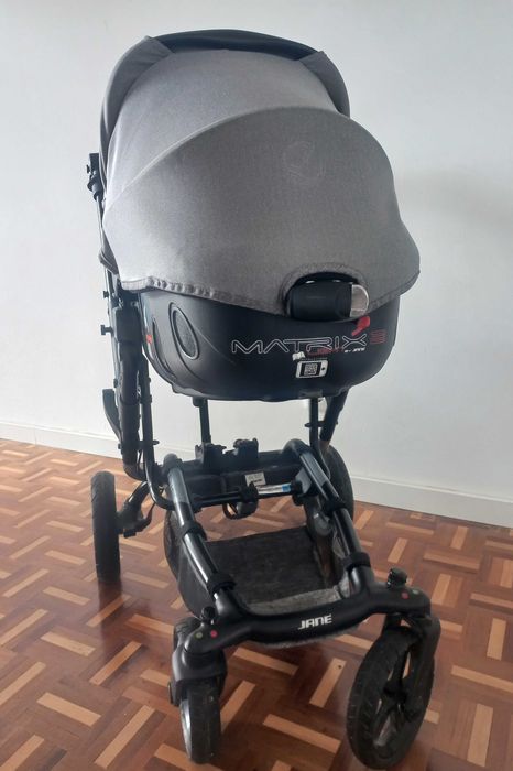 Carrinho de bebé Jané Epic + Alcofa/Ovo Matrix (Auto) + capa de chuva + bolsa + muda-fraldas