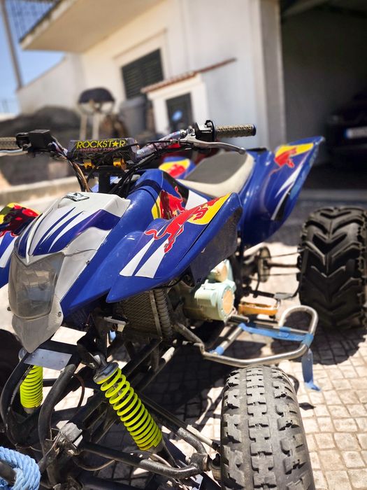 Moto 4 250cc matrículada em bom estado