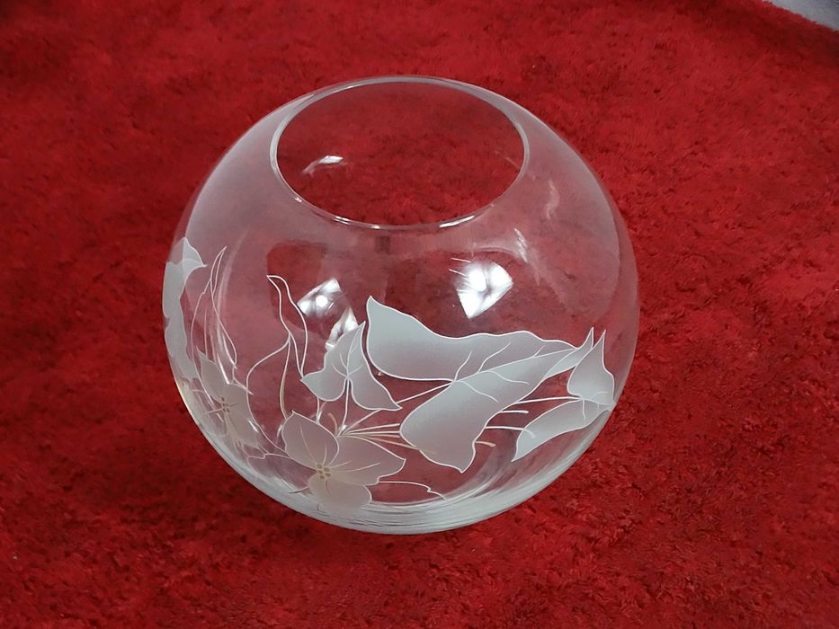 Elegancka szklana waza KULA – matowy motyw kwiatowy | 17,5 cm