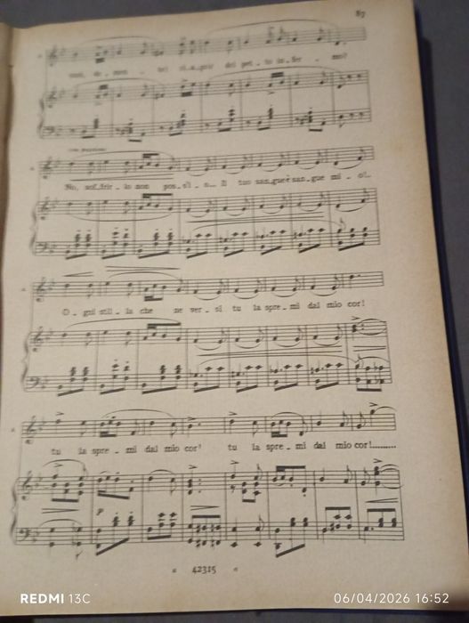 Livro com as partituras da Traviata de Verdi