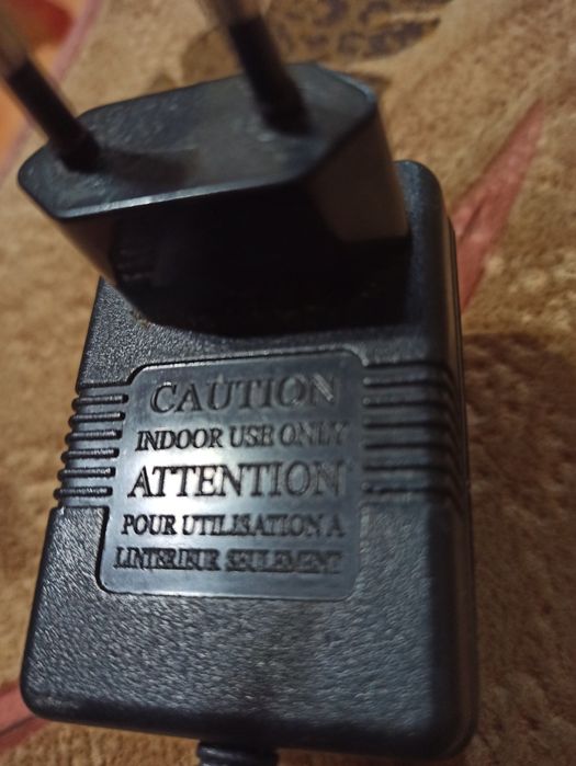 Адаптер живлення.